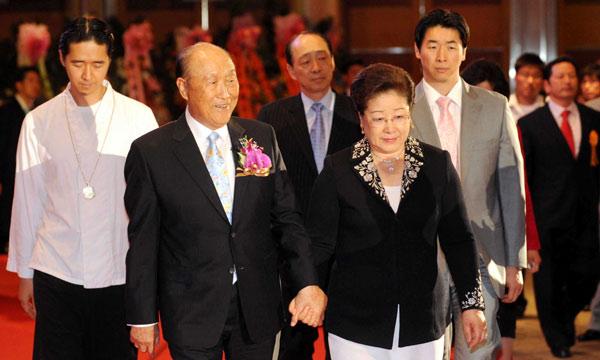 (Photo: Unification Church founder Rev. Sun Myung Moon and his wife, Hak Ja Han, entering the celebration ceremony for the publication of Rev. Moon's autobiography.