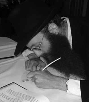 MOSHIACH & GEULA DAVENING: A RENDEZVOUS WITH MOSHIACH By Rabbi Levi Kagan A NEW SONG In a yechidus (Shevat 26, 5721) with the Rebbe, the Toldos Aharon Rebbe spoke about his talmidim who learn Gemara