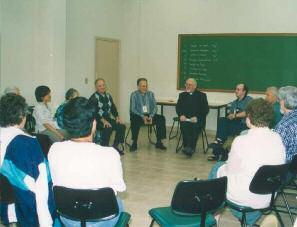 From left to right: - Fr. Kolvenbach at the World Assembly in Itaici between Lanny Nañagas and José Maria Riera. - In a group meeting at the Itaici World Assembly.
