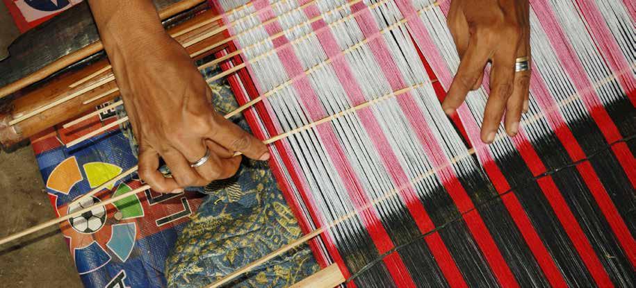 Local crafts and products Serbisu-liman no produtu sira lokál TAIS It is a textile cloth that represent a form of traditional weaving crafted by women of Timor-Leste.