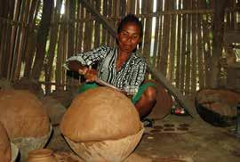 Design The most common clay pot seen in Oé-Cusse is a big shaped ball in tera cota shade, commonly used for storing Tua Sabu. The design of this pot is simple and clean.