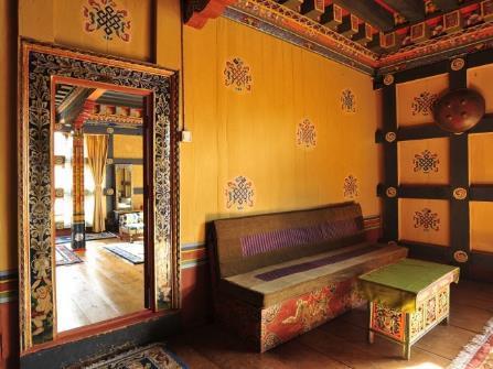 We will then walk down the trail to visit Rinpung Dzong, also known as