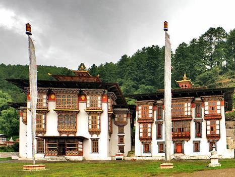 Upon arrival at Ngang Lhakhang, marvel at this temple, built in the 15 th century by Lama Namkha Samdrup, contemporary of Pema Lingpa and renowned as a Dharma treasure discoverer.
