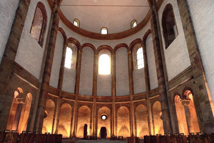 5. The Crossing 6. Choir and Apse At the end of the central aisle, the visitor turns and takes a path down one of the side aisles and up large steps into the transept.