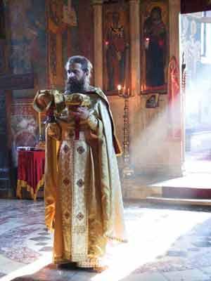 Praying in the Liturgy Archimandite Meletios (Webber) THE ORTHODOX LITURGY is careful to engage our senses all five of the physical senses, and perhaps others as well.