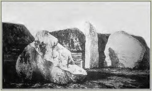 Sketch by William Stukeley, 1723, redrawn to include the destroyed tall narrow stone so that all four standing megaliths are seen together as at midsummer sunrise.