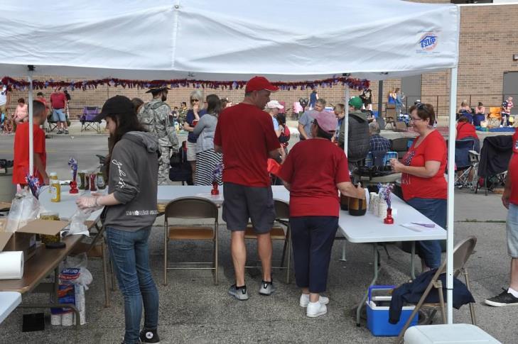 JULY 4 TH FOOD BOOTH A HUGE SUCCESS Sincere thanks to Ellen Spiering for coordinating the July 4 th food booth in the church parking lot.