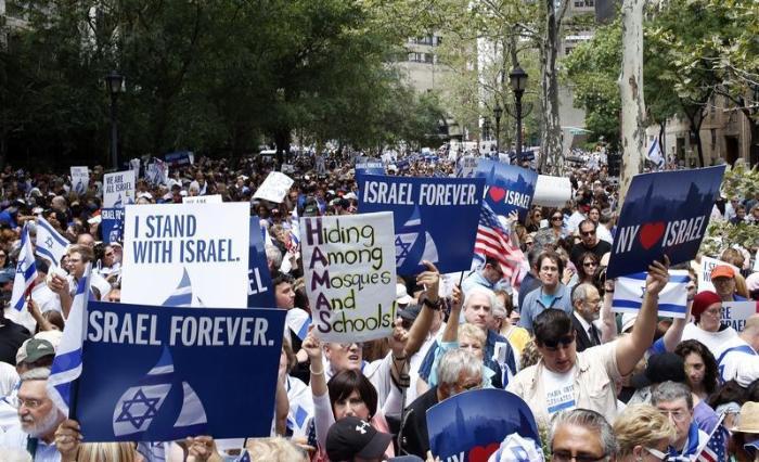 People hold signs during a pro-israeli demonstration near the United Nations in midtown Manhattan in New York City, July 28, 2014.