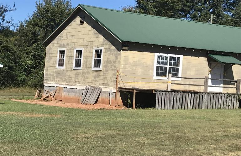 Loyd Lighthouse The Newsletter of Loyd Presbyterian Church September 19, 2018 Buildings and Grounds Updates Community Building: In preparation for painting the building, Neal is finishing up the demo