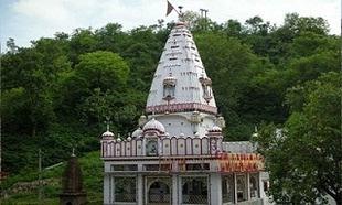 3 Place to See in Nurpur 1) Mata Nagni Devi Mandir at Bhadwar-Nagni The Nagni Mata temple, located about 6 km from Nurpur town on Pathankot/ Kullu highway, is