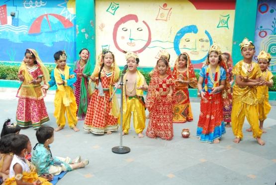 Kids were dressed up according to the occassion and had a mythological feel when they started tapping and dancing on bhajans.