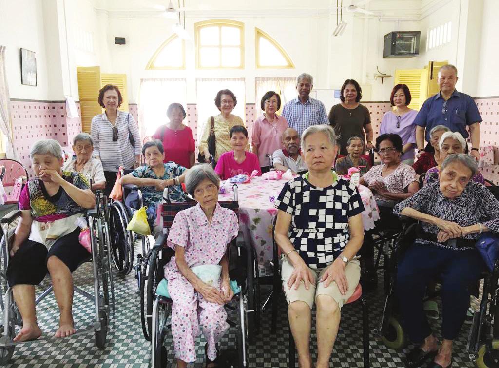Home in our Prish TEXT: MELANIE SAY Home Visit Seven of us from NCC Zone B Dist 1 (stnding lst row) hosted n fternoon te buffet for residents of St Theres's Home on 13 November.