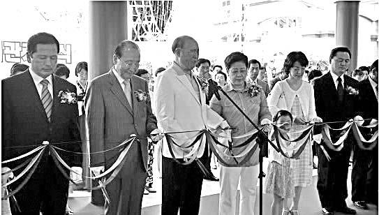 October 2008 Unification News 3 DISCOURSE ON UNIFICATIONISM True Parents Opening Para Ocean Ribbon cutting ceremony Yeosu, Korea September 8, 2008 by side in