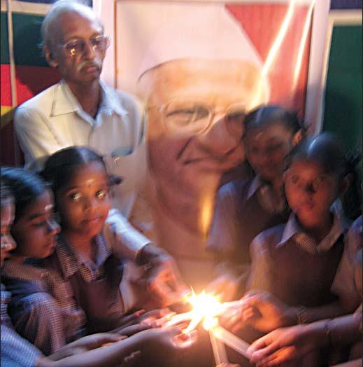 Page 4 MAMBALAM TIMES April 9-15, 2011 Support for Anna Hazare, prayers for wellbeing Gandhian Anna Hazare s fast unto death in Delhi demanding enactment of Jan Lokpal Bill against corruption found