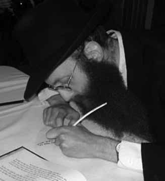 ?????????????? DAVENING: A RENDEZVOUS WITH MOSHIACH By Rabbi Levi Kagan A NEW SONG In a yechidus (Shevat 26, 5721) with the Rebbe, the Toldos Aharon Rebbe spoke about his talmidim who learn Gemara