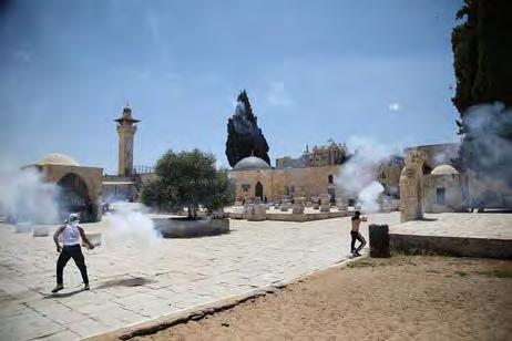 Clashes on the Temple Mount 5 Judea and Samaria After the main prayer on Friday, July 27, 2018, dozens of Palestinian worshippers on the Temple Mount began rioting.