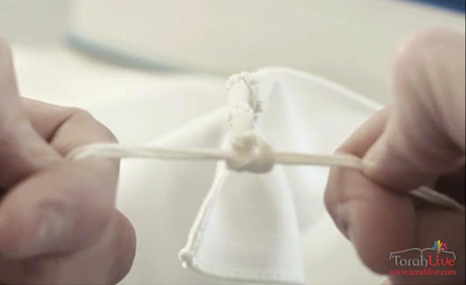 HOW TO THREAD TZITZIS What is a useful trick to ensure that the double