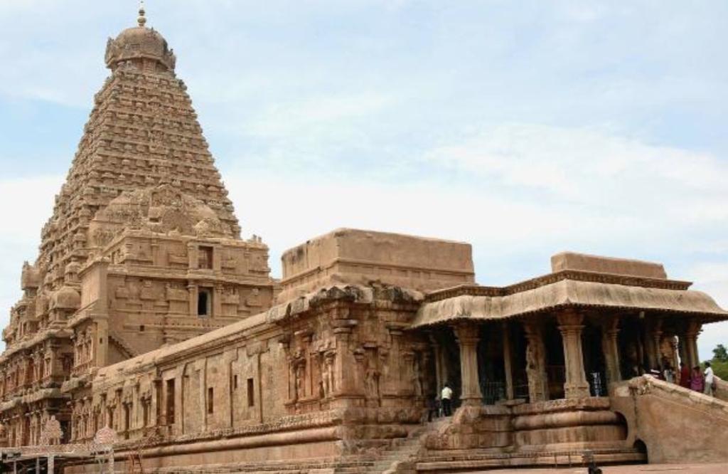 Both the gopurams are same in design though the outer gopuram is taller and has five tiers and inner gopuram has three tiers.
