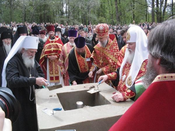 Patriarch Alexy II and Metropolitan Laurus at the foundation-laying of the Church of the New Martyrs of Russia in Butovo. Of course, they were very moved.