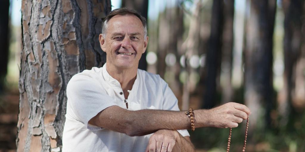 Radha Krishna Das Radha Krishna Das has been a student and practitioner of yoga philosophy and the yoga lifestyle for the past 35 years.