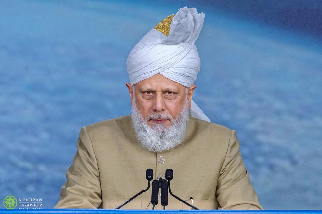 Friday Sermon at Jalsa Salana UK Just before 1pm, I proceeded to Huzoor s residence and the moment I saw Huzoor step outside his residence it immediately occurred to me that the Jalsa Salana was