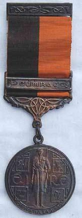 THE 1917 TO 1921 SERVICE MEDAL WITH BAR The service medal was issued from 1941 to persons who were members of Oglaigh na heireann (Irish Republican Army), Fianna Eireann, Cumann na mban or the Irish
