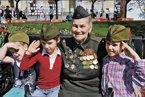 The greatness and the emotional power of this national unity was unprecedented. Grandmother with her grandchildren On this day Russia returned to herself.
