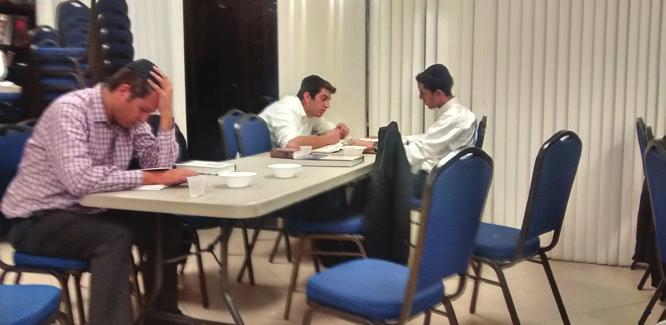 AVOS U BANIM The exciting Avos Ubanim father-son learning program on Shabbat afternoons will continue this Shabbat, at 6:40 pm in the.