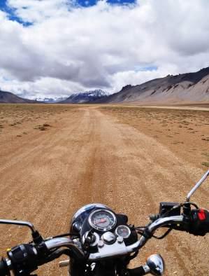 YOUR TRIP IN 15 STAGES Tso Kar lake - Jispa [210 km 8H riding]: (3350m) We take a rugged but safe track to reach the Leh-Manali road, next to Pang. We head Southwards until Sarchu where we will lunch.