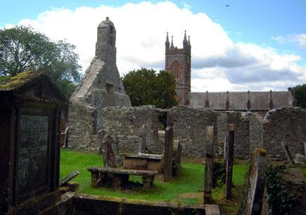 Church History Monigaff Church is a Neo-Gothic edifice built in 1836 beside the ruins of the Auld Kirk.