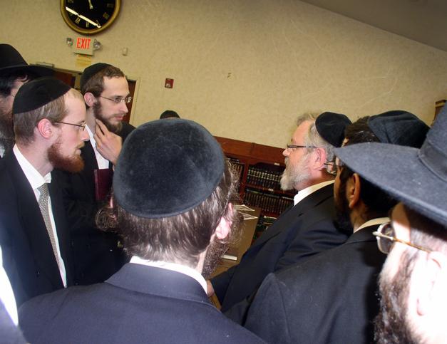 after his shiur; Rabbi Yony Kantor fields