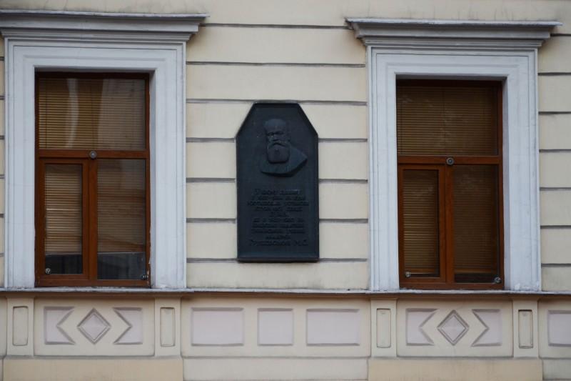 commenced work under the guidance of Mykhailo Hrushevsky. In 1924, he returned to Kyiv and took over the leadership of the department of history at the All-Ukrainian Academy of Sciences.
