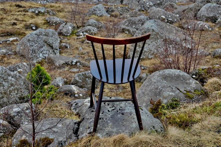 Photo3: Guðrún Margrét A Jóhannsdóttir The installation involved a timeworn chair that had been healed with reiki and a black matte floorpiece in an eclipse shape that frames the space and also