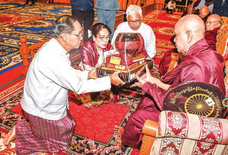 The State Counsellor then presented offertories to State Sangha Maha Nayaka Chairman Mandalay Bhamo Monastery Padana Nayaka Abhidhaja Maharattha Guru Abhidhaja Agga Maha Saddhamma Jotika Bhamo