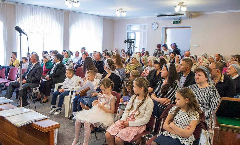 During the period of three days, May 19-21, American evangelist Sammy Tippit conducted several evangelistic services organized by the youth department of the Union of Baptist Churches of Moldova.