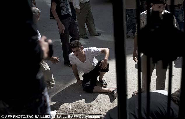 4 of 10 10/6/2012 12:40 AM Loss: A man grieves the loss of his relatives killed in the shelling of Aleppo.