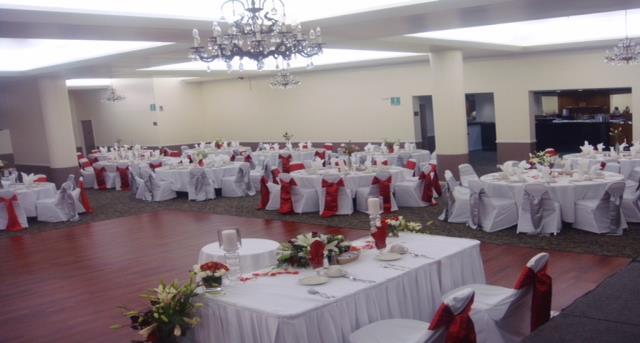 com Banquet Hall Amenities Over 6000 square feet Seating for up to 350 guests 200 square foot elevated