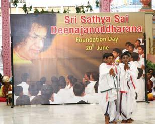On this occasion, the children of this institution presented a cultural programme in Sai Kulwant Hall in the Divine Presence of Bhagavan Sri Sathya Sai Baba who started this project five years ago to
