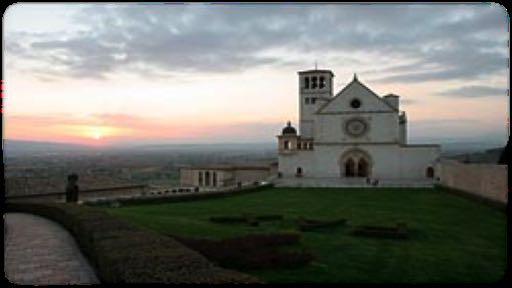 Francis in Assisi, Italy Assisi We begin in Assisi. With a population of about 25,000, Assisi is a small medieval town perched on a hill in Umbria, the heart of Italy. It is known as the city of St.