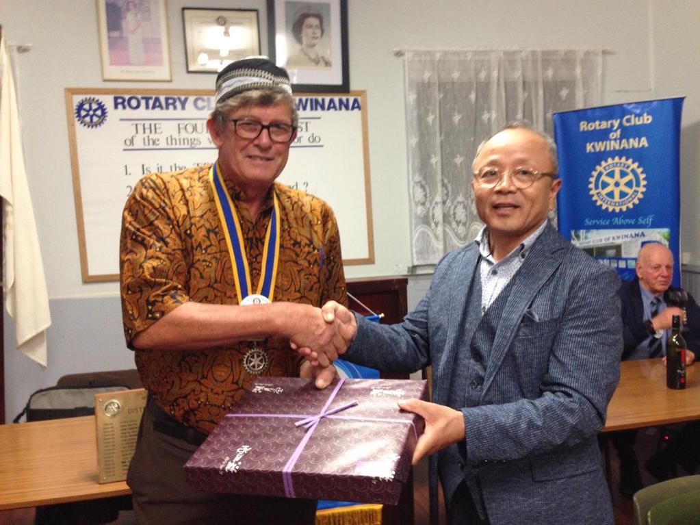 Welcome to Shinya and Yuko. Shinya presenting a box of Japanese cakes to President Michael It was a pleasure to have Shinya and Yuko from Japan visiting our club this week.