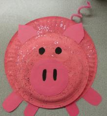 -Each girl will need a big paper plate, a small paper plate, a sheet of pink cardboard and a pipe cleaner. -Paint the paper plates pink and sprinkle them with glitter.