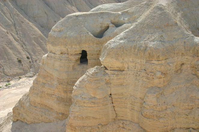 Ascending Masada by cable car, we will be able to survey the ruins of the fortifications, waterworks, synagogue, temples and palaces.