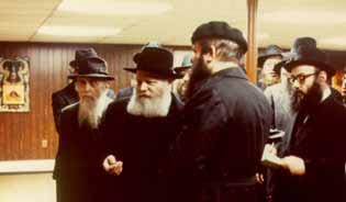 Rebbe was there for over 45 minutes, looking and commenting on the paintings. Speaking in Lashon Hakodesh, the Rebbe commented to Boruch Nachshon as he explained what each painting was about.