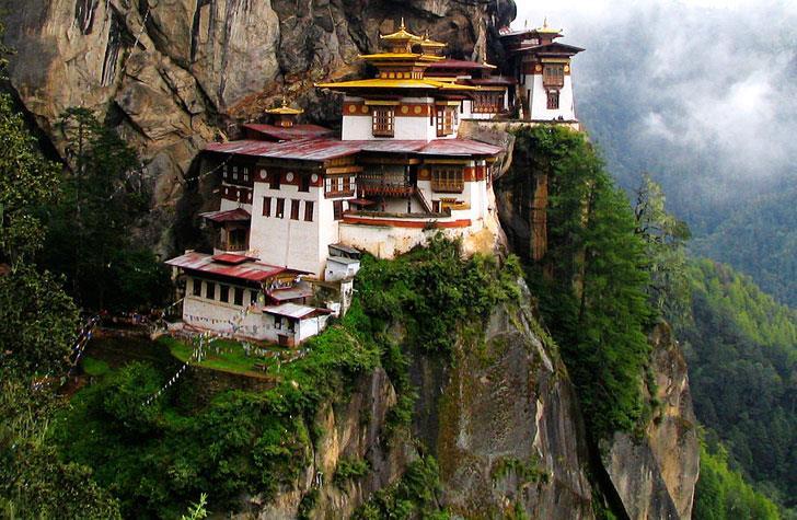FOOTSTEPS OF HIMALAYA, INDIA and BHUTAN Darjeeling, Gangtok, Kalimpong, Thimphu, Paro - 12 days Departure: March 03, 2017 Return: March 14, 2017 Essence of India and Bhutan Experience some of the