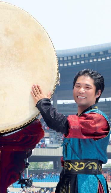 In 1999, I joined an artistic performance group and became a fullfledged Korean classical musician. Since then, I started to perform with a great drum and other sets of drums.