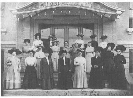 WORLD WAR I AND THE ROARING TWENTIES 163 Ladies Club of Eureka standing in front of the town's Carnegie Library. (Tintic Historical Society) rary job with the Red Cross.