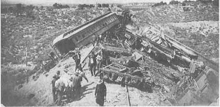 WORLD WAR I AND THE ROARING TWENTIES 173 i A spectacular train crash west at Tintic lunction, 1910. (Tintic Historical Society) Road.