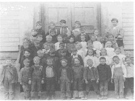 182 HISTORY OF IUAB COUNTY Mammoth First Graders pose for a class photograph, ca. 1906.