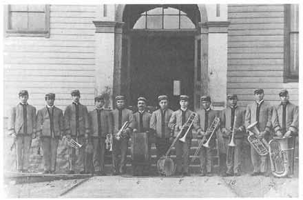 WORLD WAR I AND THE ROARING TWENTIES 183 The Mammoth Brass Band, 1906, added to the "boosterism" of the town.