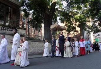 Corpus Christi procession in the streets of Leuven On the sunny afternoon of Thursday, May 26, some of the LNS board members had the honour to be the canopy bearers for the Corpus Christi procession.